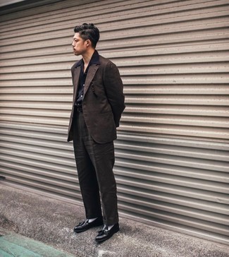 Как носить коричневый костюм с черными кожаными лоферами