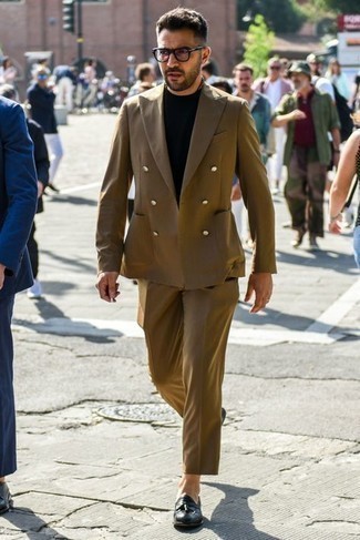 Как носить коричневый костюм с черными кожаными лоферами