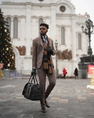 Как носить коричневый костюм с коричневыми кожаными лоферами