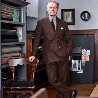 Как носить коричневый костюм с коричневыми кожаными лоферами