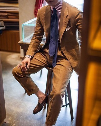 Как носить коричневый костюм с коричневыми кожаными лоферами