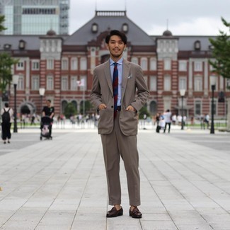 Как носить коричневый костюм с коричневыми кожаными лоферами