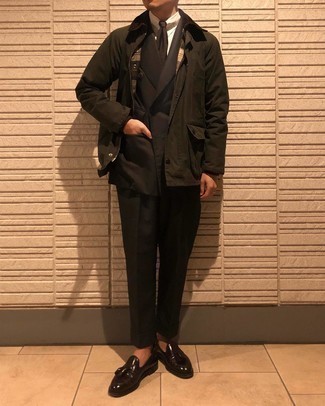 Как носить коричневый костюм с коричневыми кожаными лоферами