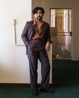 Как носить коричневый костюм с коричневыми кожаными лоферами