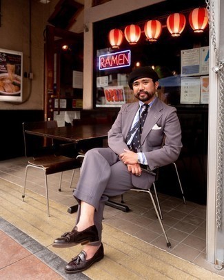 Как носить коричневый костюм с коричневыми кожаными лоферами