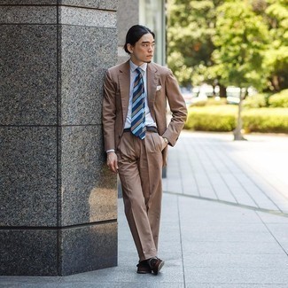 Как носить коричневый костюм с коричневыми замшевыми лоферами