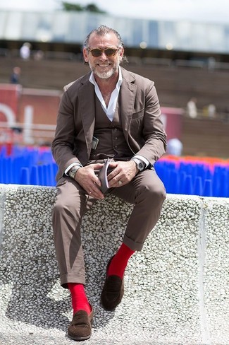 Как носить коричневый костюм с коричневыми замшевыми лоферами