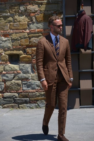 Как носить коричневый костюм с коричневыми замшевыми лоферами