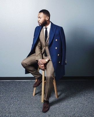 Как носить коричневый костюм с коричневыми замшевыми лоферами