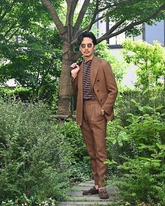 Как носить коричневый костюм с коричневыми замшевыми лоферами