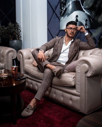 Как носить коричневый костюм с коричневыми замшевыми лоферами