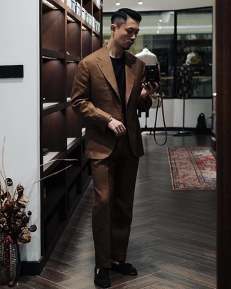 Как носить коричневый костюм с коричневыми замшевыми лоферами