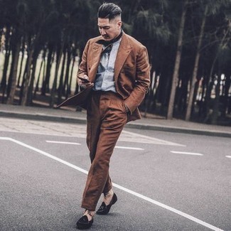 Как носить коричневый костюм с коричневыми замшевыми лоферами