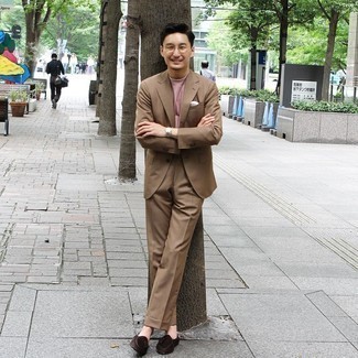 Как носить коричневый костюм с коричневыми замшевыми лоферами