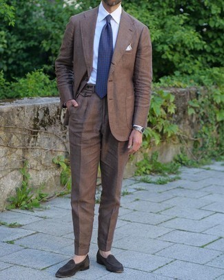 Как носить коричневый костюм с коричневыми замшевыми лоферами