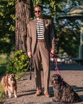 Как носить коричневый костюм с коричневыми замшевыми лоферами