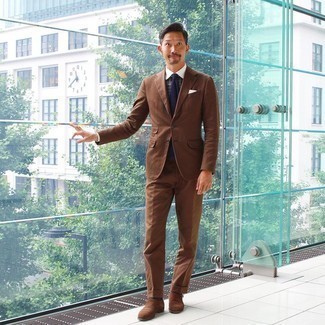 Как носить коричневый костюм с коричневыми замшевыми монками