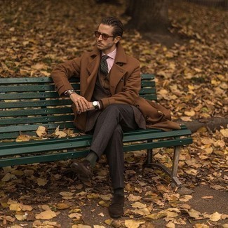 Как носить коричневый костюм с коричневыми замшевыми монками