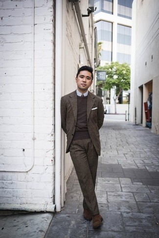 Какие свитера с круглым вырезом носить с коричневым костюмом