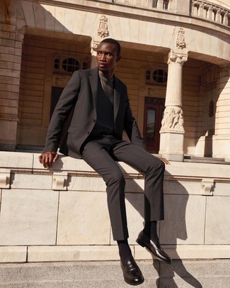 Какие свитера с круглым вырезом носить с коричневым костюмом