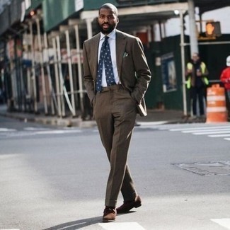 Какие ботинки дезерты носить с коричневым костюмом