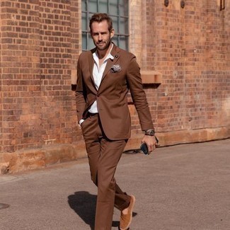 Какие эспадрильи носить с коричневым костюмом