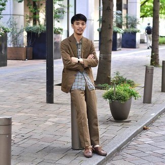 С чем носить коричневый костюм