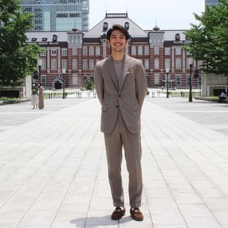 С чем носить коричневый костюм