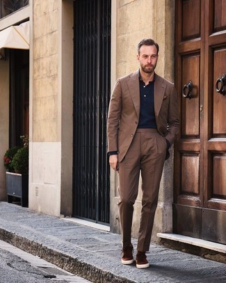 Какие низкие кеды носить с коричневым костюмом