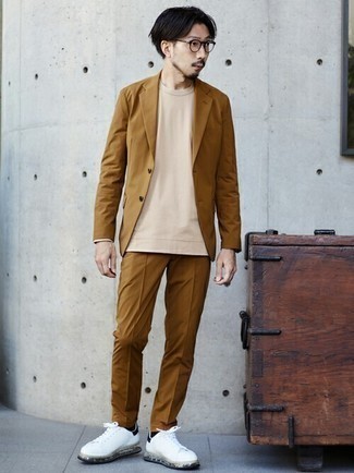 Какие низкие кеды носить с коричневым костюмом