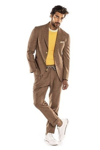 Какие низкие кеды носить с коричневым костюмом