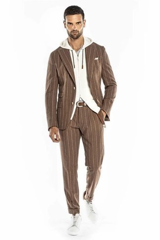 Какие низкие кеды носить с коричневым костюмом