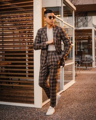 Какие низкие кеды носить с коричневым костюмом