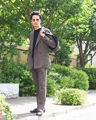 Как носить коричневый костюм с темно-синими кожаными лоферами