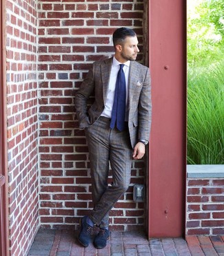 Какие оксфорды носить с коричневым костюмом