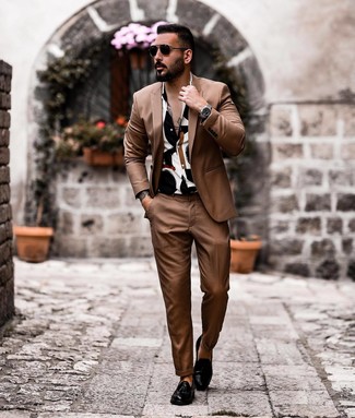 Какие рубашки с коротким рукавом носить с коричневым костюмом