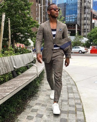 Какие майки носить с коричневым костюмом