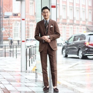 Какие лоферы с кисточками носить с коричневым костюмом