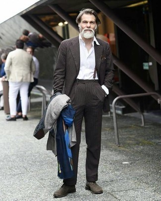 Какие плащи носить с коричневым костюмом