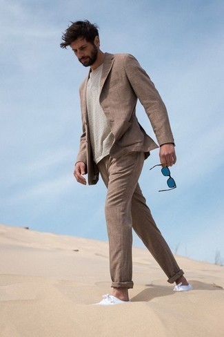 Как носить коричневый костюм с белыми низкими кедами из плотной ткани