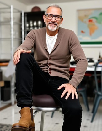 С чем носить коричневый свитер мужчине