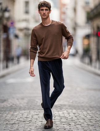 С чем носить коричневый свитер мужчине