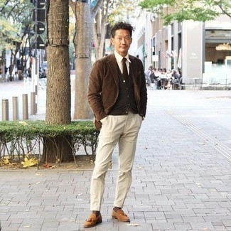 Какие пиджаки носить с коричневым трикотажным жилетом мужчине