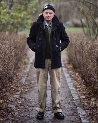 Какие повседневные ботинки носить с коричневым трикотажным жилетом мужчине