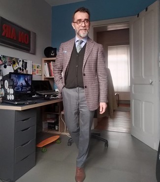 Как носить коричневый трикотажный жилет с темно-коричневым шерстяным пиджаком мужчине