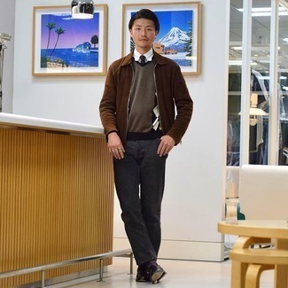 Какие джинсы носить с коричневым трикотажным жилетом мужчине