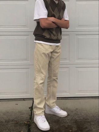 Какие джинсы носить с коричневым трикотажным жилетом мужчине