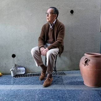 С чем носить коричневый трикотажный жилет мужчине