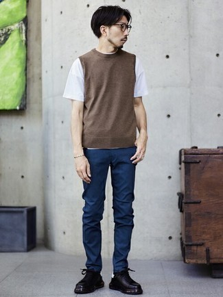 С чем носить коричневый трикотажный жилет мужчине