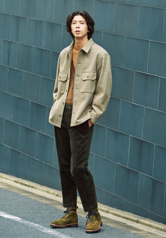 С чем носить коричневый трикотажный жилет мужчине